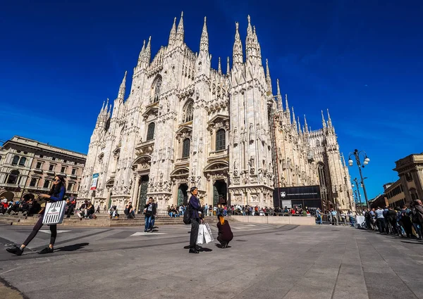 Turystów w Piazza Duomo w Mediolanie (Hdr) — Zdjęcie stockowe