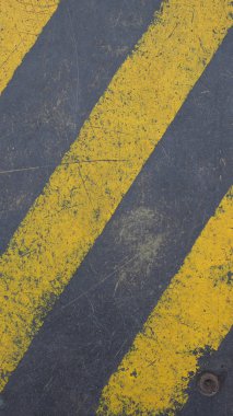 Siyah ve sarı işareti - dikey