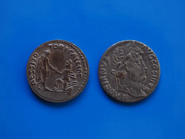 Moneda romana vintage sobre azul — Foto de Stock