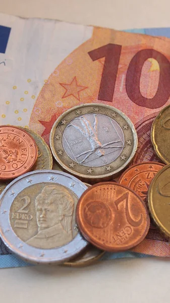 欧元 (Eur) 纸币和硬币，欧洲联盟 （欧盟）-垂直 — 图库照片