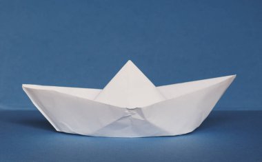 kağıt tekne üzerinde mavi