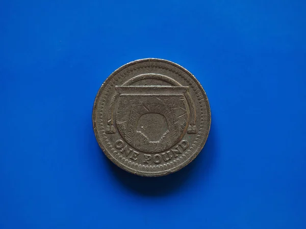 One Pound (GBP) coin, United Kingdom (UK) over blue — Stock Photo, Image