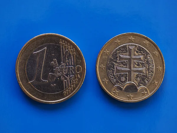 Монета в размере 1 евро, Европейский союз, Словакия над синим — стоковое фото