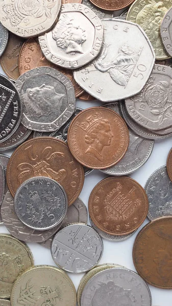 Фунтовые монеты - вертикальные — стоковое фото
