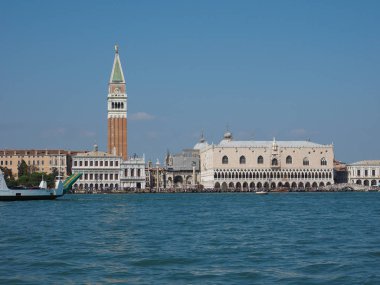 St Mark Meydanı fron Venedik'te San Marco Havzası gördüm