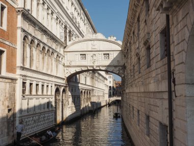İç çekiş köprüsü Venedik 'te