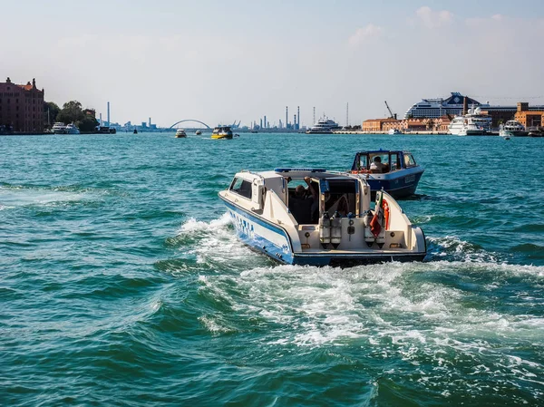 HDR polisen båt i Venedig — Stockfoto