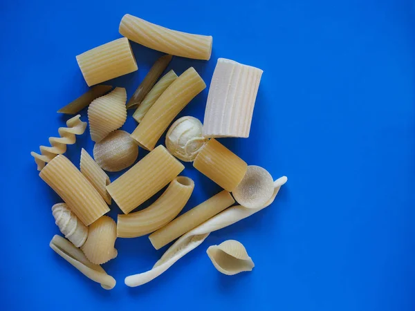 Tradiční italské těstoviny, modré pozadí s kopií prostor — Stock fotografie