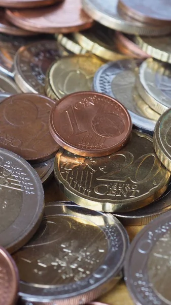 Många euromynt - vertikal — Stockfoto