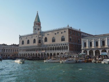 St Mark Meydanı fron Venedik'te San Marco Havzası gördüm