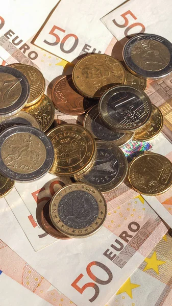 欧元硬币和纸币-垂直 — 图库照片