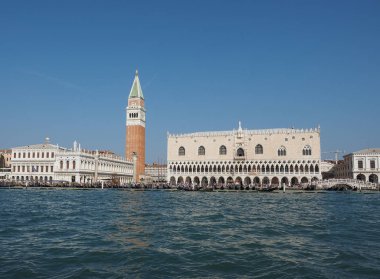 St Mark Meydanı fron Venedik'te San Marco Havzası gördüm