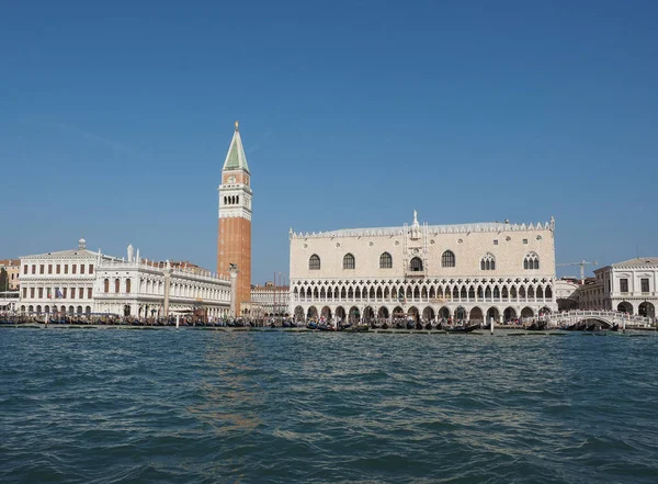 St Mark Meydanı fron Venedik'te San Marco Havzası gördüm — Stok fotoğraf