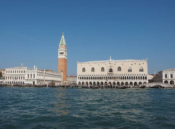 Plaza de San Marcos vista desde la cuenca de San Marcos en Venecia — Foto de Stock