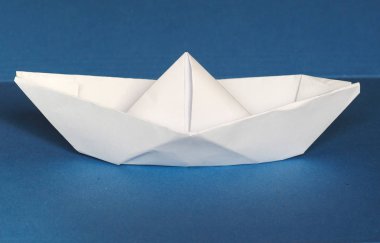 kağıt tekne üzerinde mavi