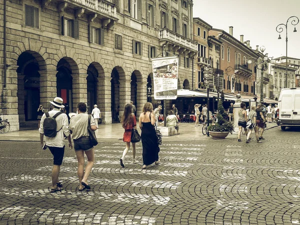 Piazza Bra en Verona vintage desaturado — Foto de Stock