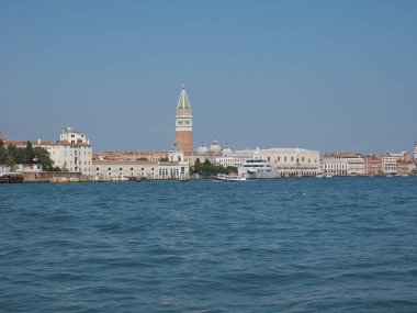 St Mark Meydanı fron Venedik'te San Marco Havzası gördüm