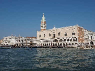 St Mark Meydanı fron Venedik'te San Marco Havzası gördüm
