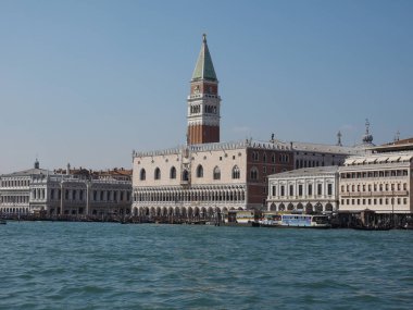 St Mark Meydanı fron Venedik'te San Marco Havzası gördüm