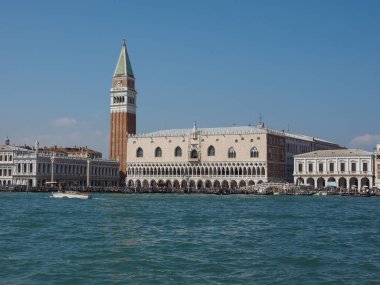 St Mark Meydanı fron Venedik'te San Marco Havzası gördüm