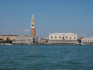 St Mark Meydanı fron Venedik'te San Marco Havzası gördüm