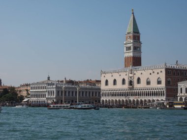St Mark Meydanı fron Venedik'te San Marco Havzası gördüm