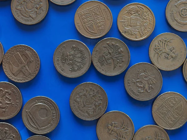 Moneta da una sterlina (GBP), Regno Unito (UK) over blue — Foto Stock