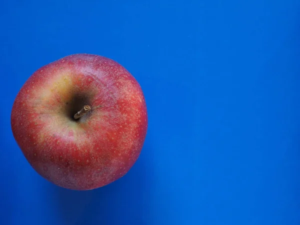 Pomme rouge fruit nourriture sur bleu — Photo