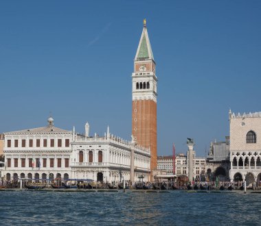 St Mark Meydanı fron Venedik'te San Marco Havzası gördüm