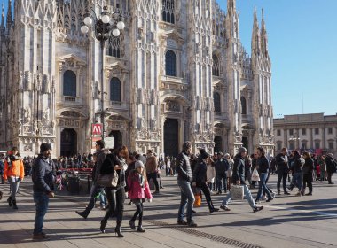 Milano'da Piazza Duomo (katedral Meydanı)