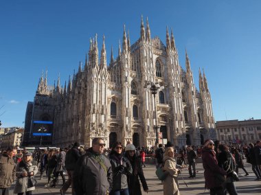 Milano'da Piazza Duomo (katedral Meydanı)