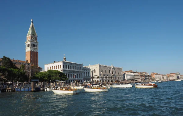 Praça de São Marcos vista da bacia de São Marcos em Veneza — Fotografia de Stock
