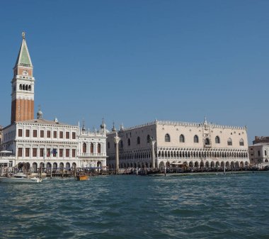 St Mark Meydanı fron Venedik'te San Marco Havzası gördüm