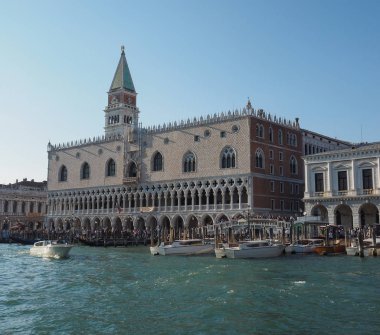 St Mark Meydanı fron Venedik'te San Marco Havzası gördüm