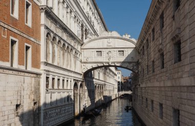 İç çekiş köprüsü Venedik 'te