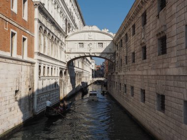 İç çekiş köprüsü Venedik 'te