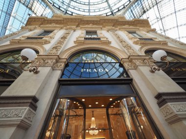 Galleria Vittorio Emanuele II arcade Milano Prada mağaza