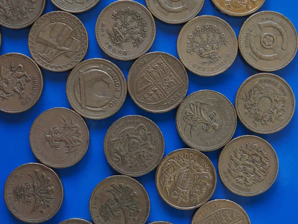 One Pound (GBP) coin, United Kingdom (UK) over blue — Stock Photo, Image