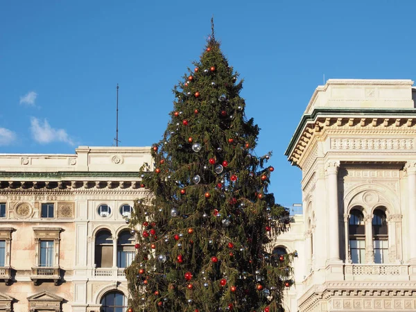 在米兰大教堂广场的圣诞树 — 图库照片