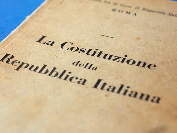 Libro de la Constitución italiana en Roma — Foto de Stock