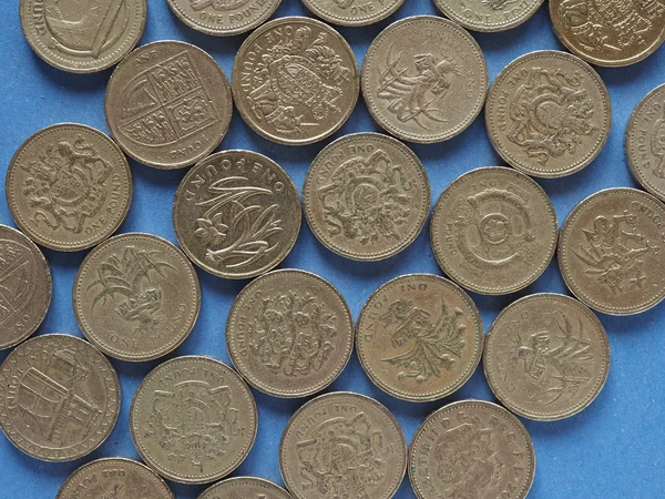 ポンド硬貨、イギリスの青を介して — ストック写真