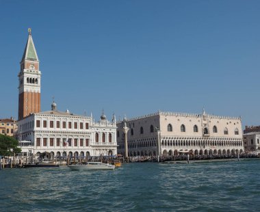 St Mark Meydanı fron Venedik'te San Marco Havzası gördüm