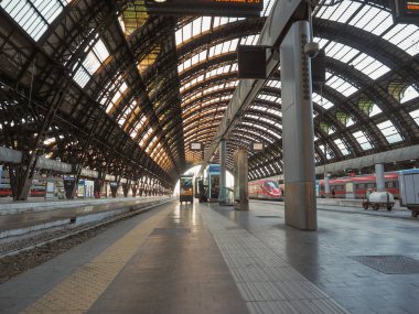 Milano 'daki Stazione Centrale platformları