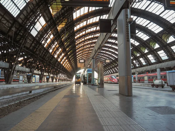 Stazione Centrale πλατφόρμες στο Μιλάνο — Φωτογραφία Αρχείου