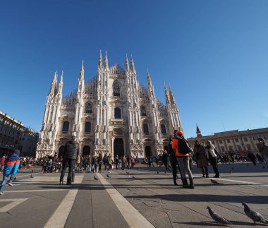 Milano'da Piazza Duomo (katedral Meydanı)
