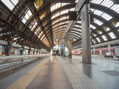 Milano 'daki Stazione Centrale platformları