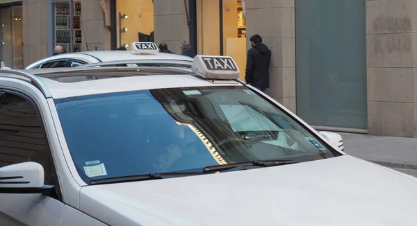 Carros de táxi em Milão — Fotografia de Stock