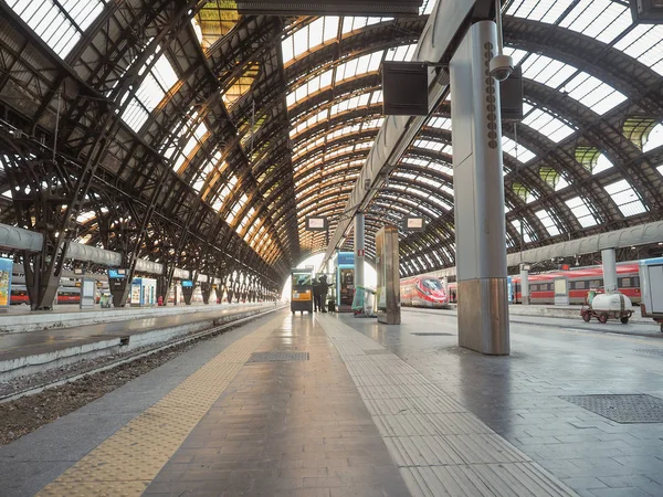 Stazione Centrale platformok Milánóban — Stock Fotó