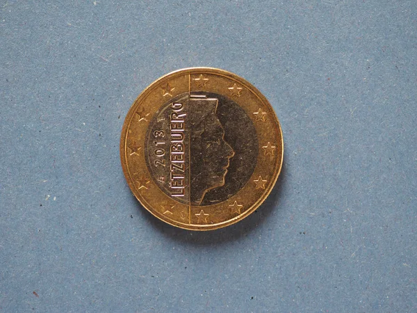 Moneda de 1 euro, Unión Europea, Luxemburgo sobre azul —  Fotos de Stock