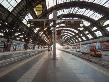 Milano 'daki Stazione Centrale platformları